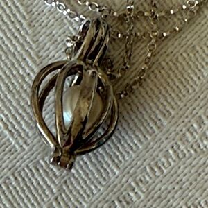 Elegant Sterling Silver Pendant Necklace with Pearl